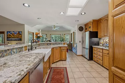 Kitchen - 1533 Arroyo Manor Dr, Redding, CA 96003 photo 3 of 5