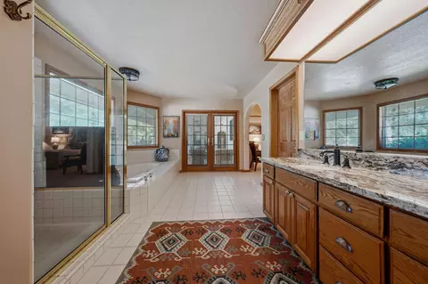 Bath - 1533 Arroyo Manor Dr, Redding, CA 96003 photo 4 of 5