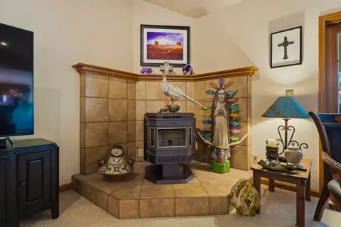 Living - 1533 Arroyo Manor Dr, Redding, CA 96003 photo 3 of 4