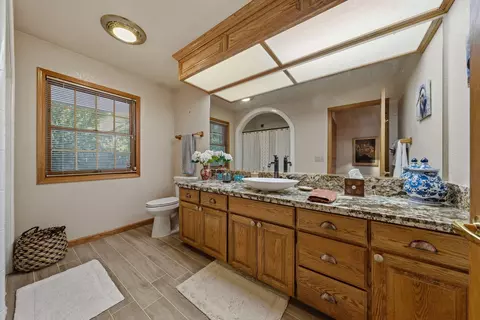 Bath - 1533 Arroyo Manor Dr, Redding, CA 96003 photo 1 of 5