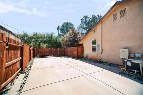 Exterior - 1157 Harpole Rd, Redding, CA 96002 photo 7 of 11