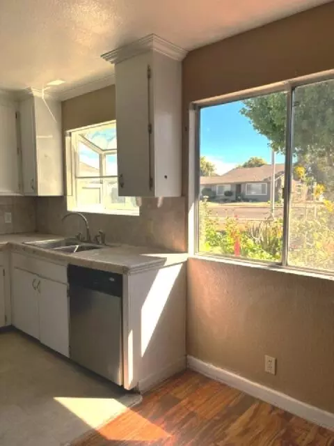 Kitchen - 1392 Whistling Dr, Redding, CA 96003 photo 2 of 3
