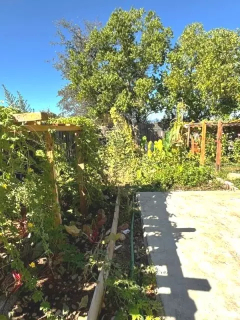 Exterior - 1392 Whistling Dr, Redding, CA 96003 photo 7 of 8