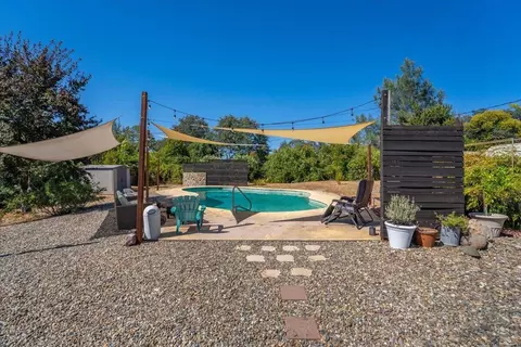Exterior - 1394 Mistletoe Ln, Redding, CA 96002 photo 3 of 3