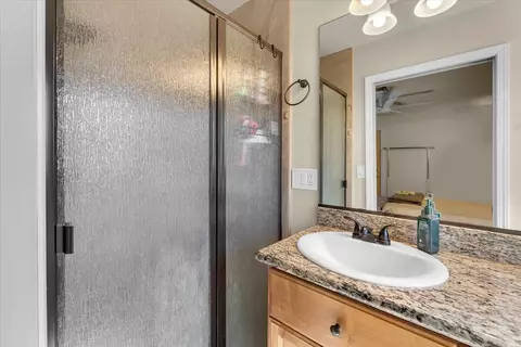 Bath - 1394 Mistletoe Ln, Redding, CA 96002 photo 1 of 2