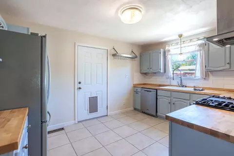 Entry Way - 2304 California St, Redding, CA 96001 photo 1 of 1