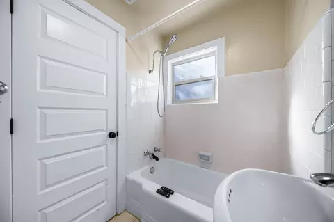 Bath - 2405 Butte St, Redding, CA 96001 photo 3 of 4