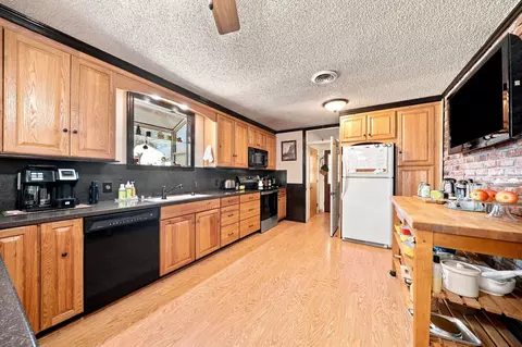 Kitchen - 17536 Treat Ave, Anderson, CA 96007 photo 3 of 5