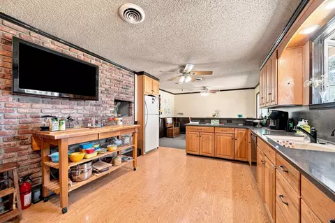 Kitchen - 17536 Treat Ave, Anderson, CA 96007 photo 4 of 5