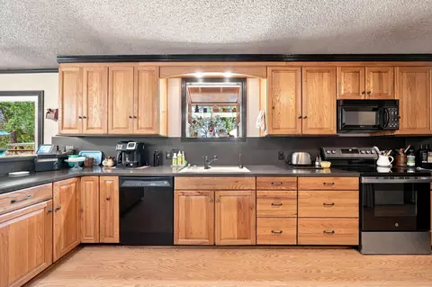 Kitchen - 17536 Treat Ave, Anderson, CA 96007 photo 5 of 5