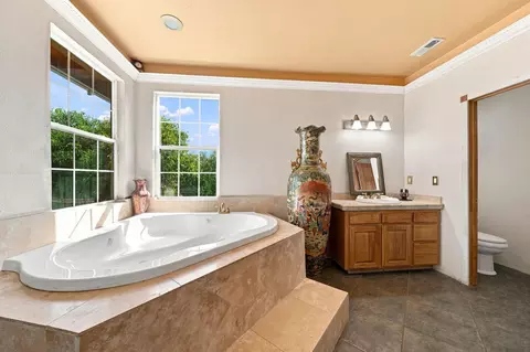 Bath - 11574 Quartz Hill Rd, Redding, CA 96003 photo 1 of 4