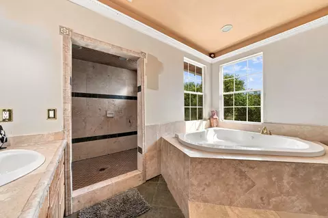 Bath - 11574 Quartz Hill Rd, Redding, CA 96003 photo 2 of 4