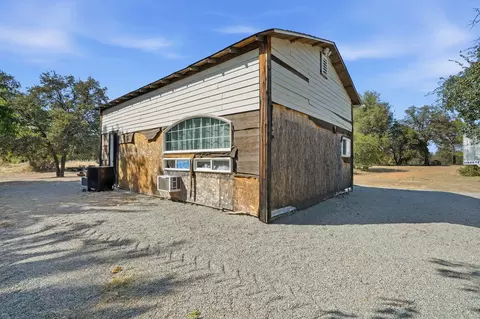 Exterior - 11574 Quartz Hill Rd, Redding, CA 96003 photo 5 of 6