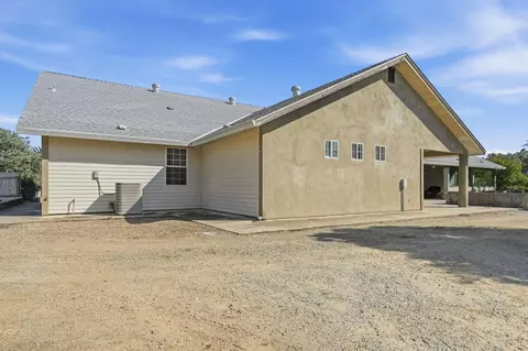 Exterior - 11574 Quartz Hill Rd, Redding, CA 96003 photo 4 of 6