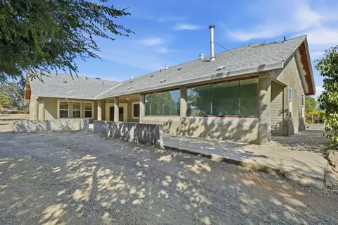 Exterior - 11574 Quartz Hill Rd, Redding, CA 96003 photo 3 of 6