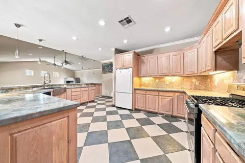 Kitchen - 11574 Quartz Hill Rd, Redding, CA 96003 photo 2 of 3