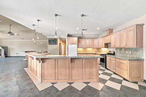 Kitchen - 11574 Quartz Hill Rd, Redding, CA 96003 photo 1 of 3