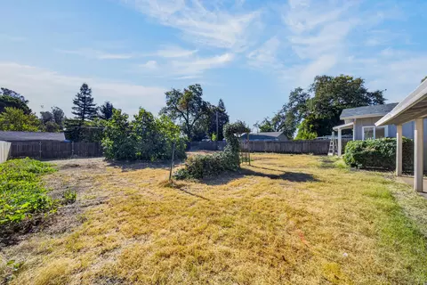 Exterior - 1943 Lindeena Ln, Redding, CA 96002 photo 7 of 9
