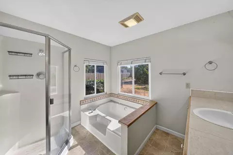 Bath - 1943 Lindeena Ln, Redding, CA 96002 photo 1 of 2