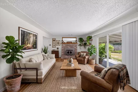 Living - 1943 Lindeena Ln, Redding, CA 96002 photo 1 of 5