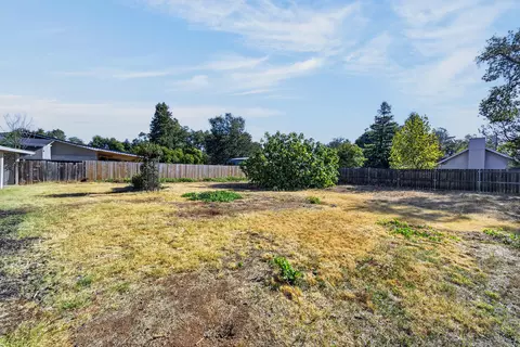 Exterior - 1943 Lindeena Ln, Redding, CA 96002 photo 8 of 9