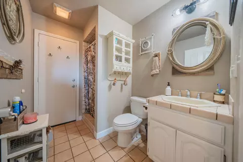 Bath - 22058 Lone Tree Rd, Anderson, CA 96007 photo 3 of 5