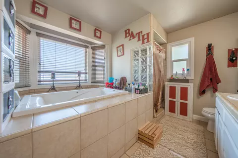Bath - 22058 Lone Tree Rd, Anderson, CA 96007 photo 2 of 5