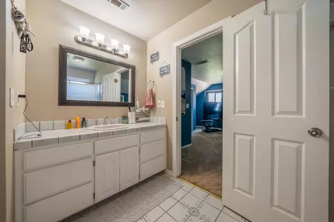 Bath - 22058 Lone Tree Rd, Anderson, CA 96007 photo 4 of 5