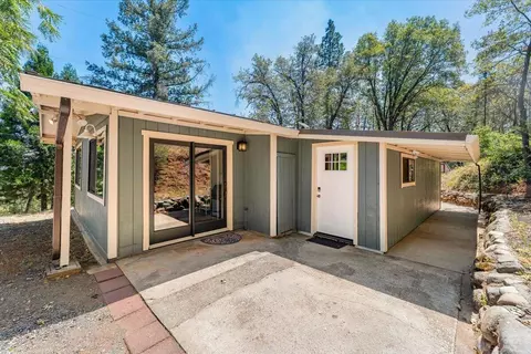 18149 Racy Rd, Lakehead, CA 96051