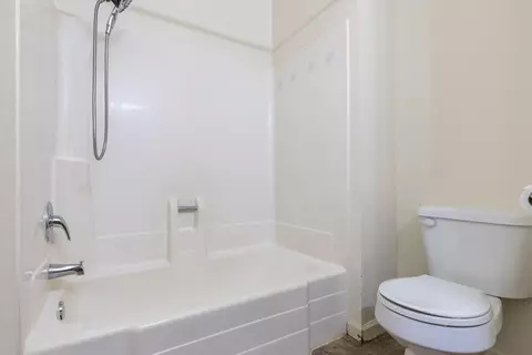 Bath - 3838 Pegasus St, Redding, CA 96002 photo 4 of 4