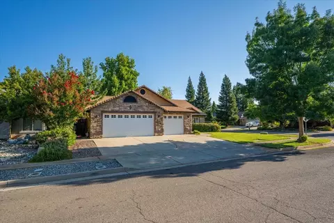 Exterior - 2094 Button Pl, Redding, CA 96002 photo 4 of 14