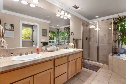 Bath - 2094 Button Pl, Redding, CA 96002 photo 2 of 5
