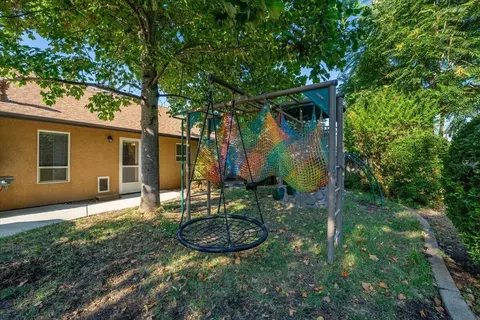 Exterior - 2094 Button Pl, Redding, CA 96002 photo 7 of 14