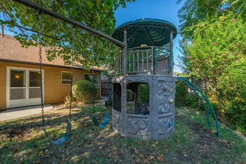 Exterior - 2094 Button Pl, Redding, CA 96002 photo 8 of 14