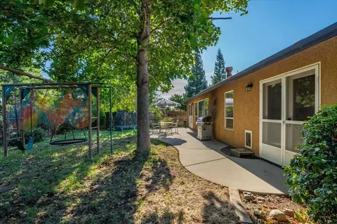 Exterior - 2094 Button Pl, Redding, CA 96002 photo 13 of 14