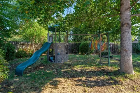 Exterior - 2094 Button Pl, Redding, CA 96002 photo 10 of 14