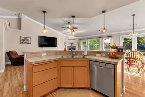 Kitchen - 2094 Button Pl, Redding, CA 96002 photo 4 of 5