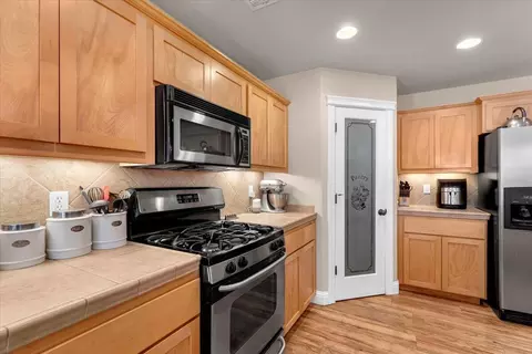 Kitchen - 2094 Button Pl, Redding, CA 96002 photo 3 of 5