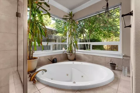 Bath - 2094 Button Pl, Redding, CA 96002 photo 1 of 5