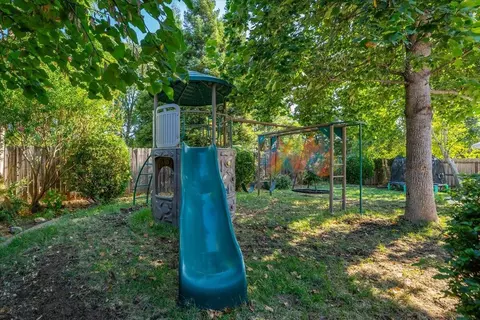 Exterior - 2094 Button Pl, Redding, CA 96002 photo 9 of 14