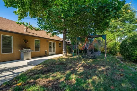 Exterior - 2094 Button Pl, Redding, CA 96002 photo 5 of 14