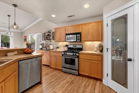 Kitchen - 2094 Button Pl, Redding, CA 96002 photo 5 of 5