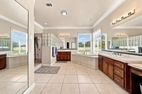 Bath - 7605 Churn Creek Rd, Redding, CA 96002 photo 2 of 5