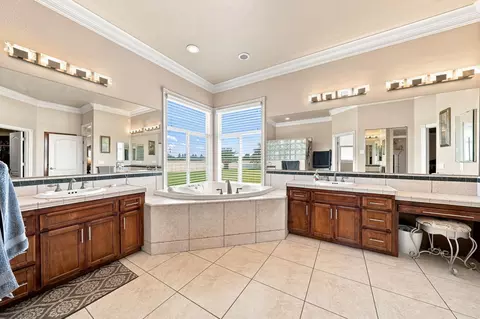 Bath - 7605 Churn Creek Rd, Redding, CA 96002 photo 3 of 5