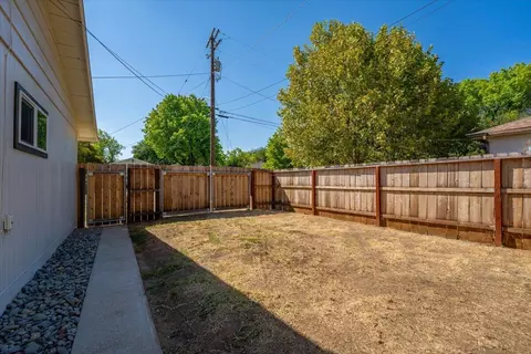 Exterior - 2919 Blueview St, Redding, CA 96002 photo 10 of 17