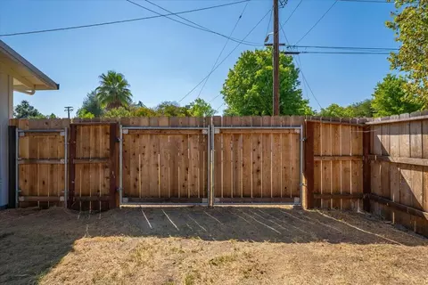 Exterior - 2919 Blueview St, Redding, CA 96002 photo 11 of 17