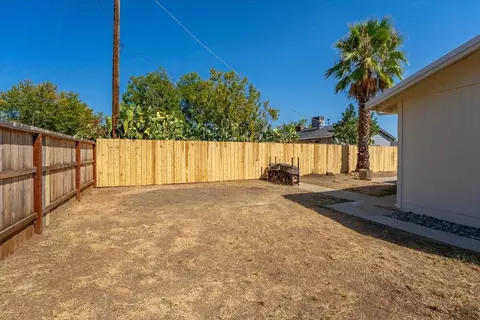 Exterior - 2919 Blueview St, Redding, CA 96002 photo 12 of 17