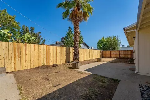 Exterior - 2919 Blueview St, Redding, CA 96002 photo 4 of 17