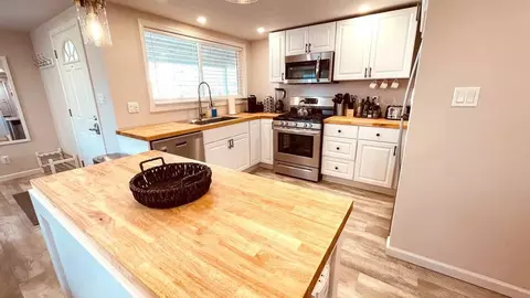 Kitchen - 954 West St, Redding, CA 96001 photo 1 of 3