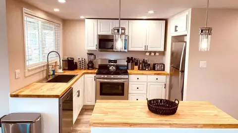 Kitchen - 954 West St, Redding, CA 96001 photo 2 of 3